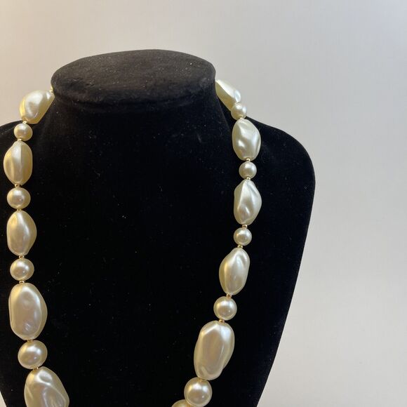 Vintage Necklace Gold Tone Acrylic Chunky Faux Pearl Beaded 16” B#6 - Picture 5 of 15